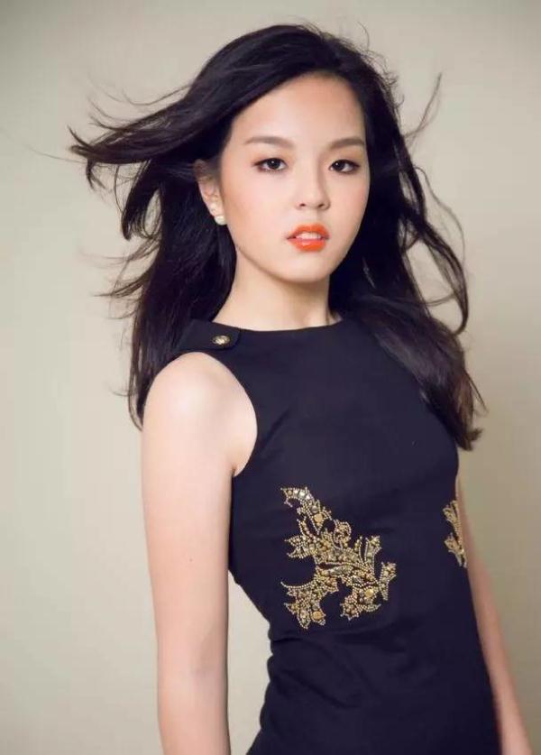 李詠女兒從小被網友嘲笑長得醜,如今13歲的她已經美得讓人羨慕!