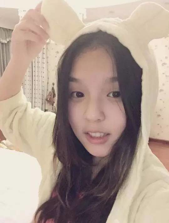 李詠女兒從小被網友嘲笑長得醜,如今13歲的她已經美得讓人羨慕!