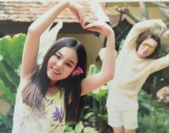 李詠女兒從小被網友嘲笑長得醜,如今13歲的她已經美得讓人羨慕!