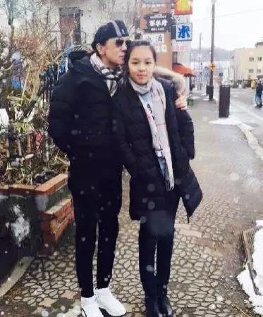 李詠女兒從小被網友嘲笑長得醜,如今13歲的她已經美得讓人羨慕!