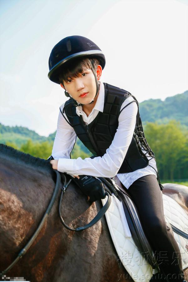 青春少年！TFBOYS三子马术写真曝光大长腿吸睛