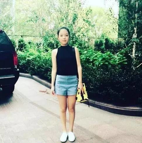 李詠女兒從小被網友嘲笑長得醜,如今13歲的她已經美得讓人羨慕!