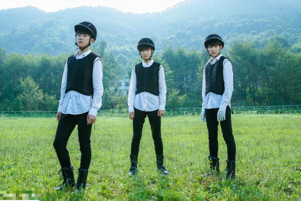 青春少年！TFBOYS三子马术写真曝光大长腿吸睛