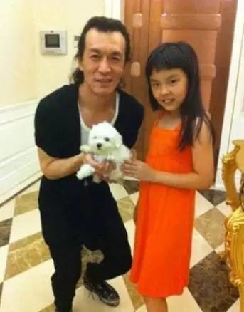 李詠女兒從小被網友嘲笑長得醜,如今13歲的她已經美得讓人羨慕!