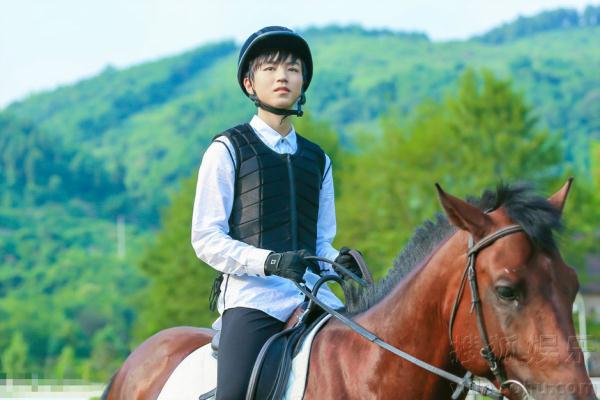 青春少年！TFBOYS三子马术写真曝光大长腿吸睛