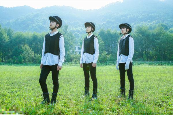 青春少年！TFBOYS三子马术写真曝光大长腿吸睛