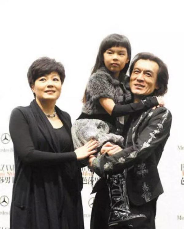 李詠女兒從小被網友嘲笑長得醜,如今13歲的她已經美得讓人羨慕!
