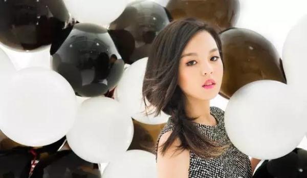 李詠女兒從小被網友嘲笑長得醜,如今13歲的她已經美得讓人羨慕!