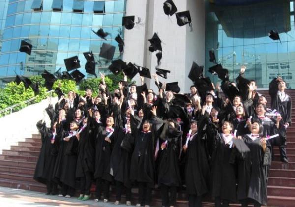 学院路一大四女学生在屋内被掐死丨马上毕业是