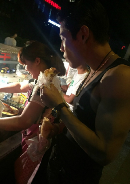 和王思聪一个爱好?向太儿子街边吃手抓饼买烤