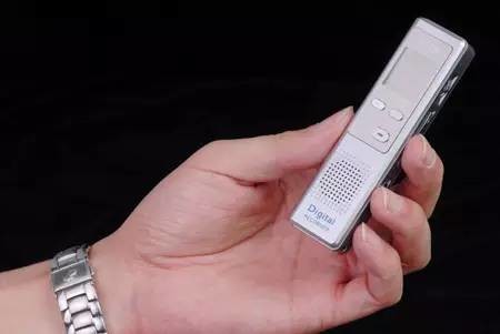 西安家长给娃装录音笔上学,发现老师在娃头上