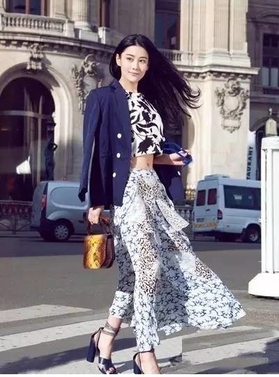 夏季穿长裙配什么包好看? 时髦明星都在用这几