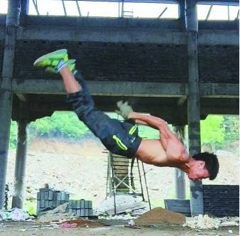 现实版的工地健身彭于晏,搬砖小哥太逆天了!