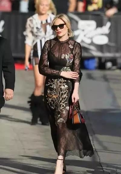 夏季穿长裙配什么包好看? 时髦明星都在用这几