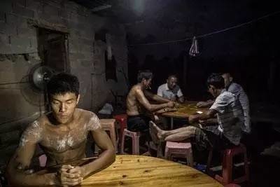 现实版的工地健身彭于晏,搬砖小哥太逆天了!