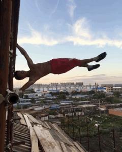 现实版的工地健身彭于晏,搬砖小哥太逆天了!