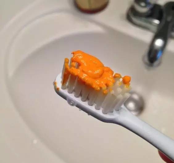 【实用】 牙齿发黄﹖别怕﹗教你轻松美白牙齿