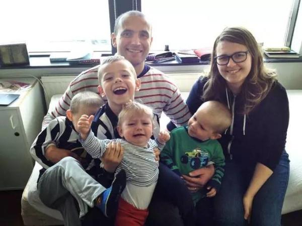 人口不及中国一个县﹐却完成了足球的奇迹﹗冰