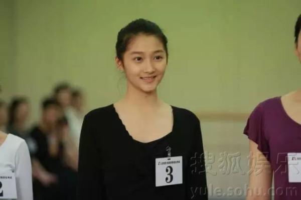 搜狐娱乐讯近日,关晓彤在北京电影学院专业考试的三试照曝光,素颜出镜仍气质出众。7月6日,北京电影学院召开2016年本科招生录取工作会,据悉,今年北影共开设10个艺术类本科专业,23个方向计划,表演学院招生45人。校长张会军表示,关晓彤以表演学院专业课和文化课第一名的成绩被北影录取。 版权声明:如涉及版权问题,请作者持权属证明与本网联系