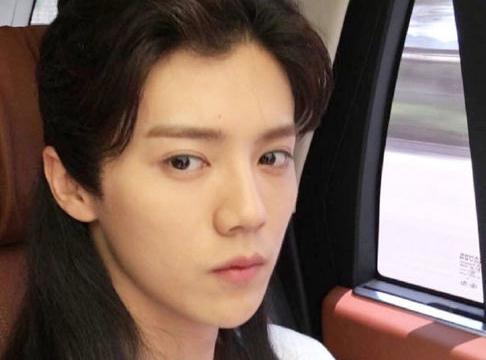 鹿晗晒古装照 自侃良辰美景有点儿热