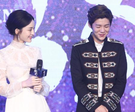 鹿晗晒古装照 自侃良辰美景有点儿热