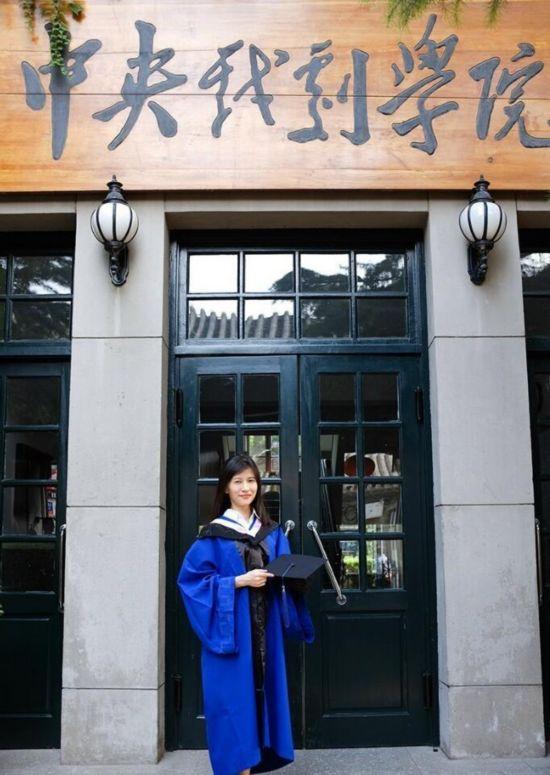 papi酱毕业照 穿硕士服黑发肤白显清纯气质