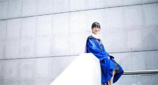 papi酱毕业照 穿硕士服黑发肤白显清纯气质
