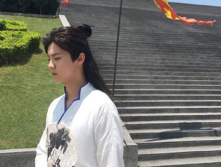 鹿晗晒古装照 自侃良辰美景有点儿热