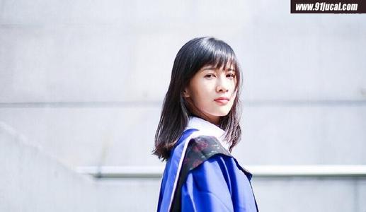 papi酱毕业照 穿硕士服黑发肤白显清纯气质
