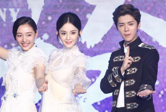 鹿晗晒古装照 自侃良辰美景有点儿热