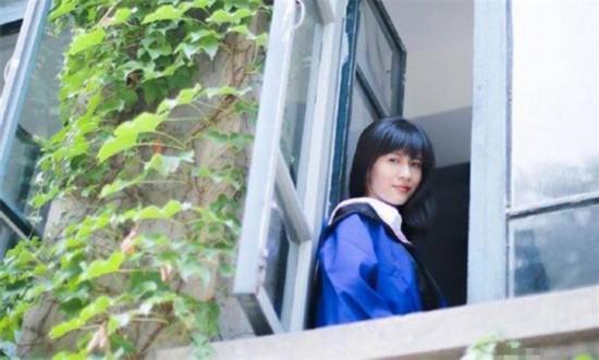 papi酱毕业照 穿硕士服黑发肤白显清纯气质