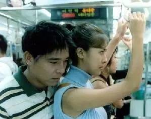 男子地铁内手伸进女孩裙内,被抓后自称AV看多