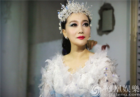 谭晶诠释“破界之恋”“冰雪女王”造型美出新高度