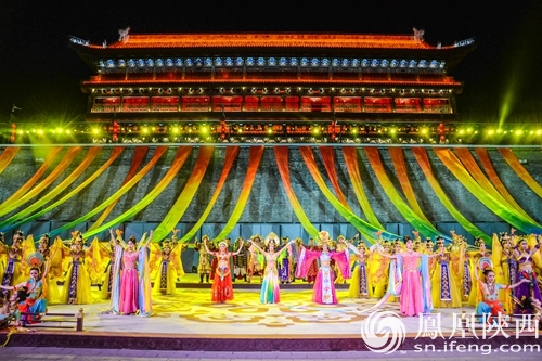 凤凰全媒体夜游西安古城墙 一场梦回长安的盛唐礼遇