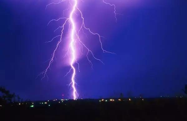 开车时遭雷击，他做了一件事让全家平安