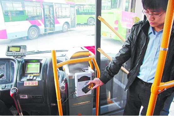 开车时遭雷击，他做了一件事让全家平安