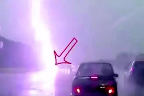 开车时遭雷击，他做了一件事让全家平安