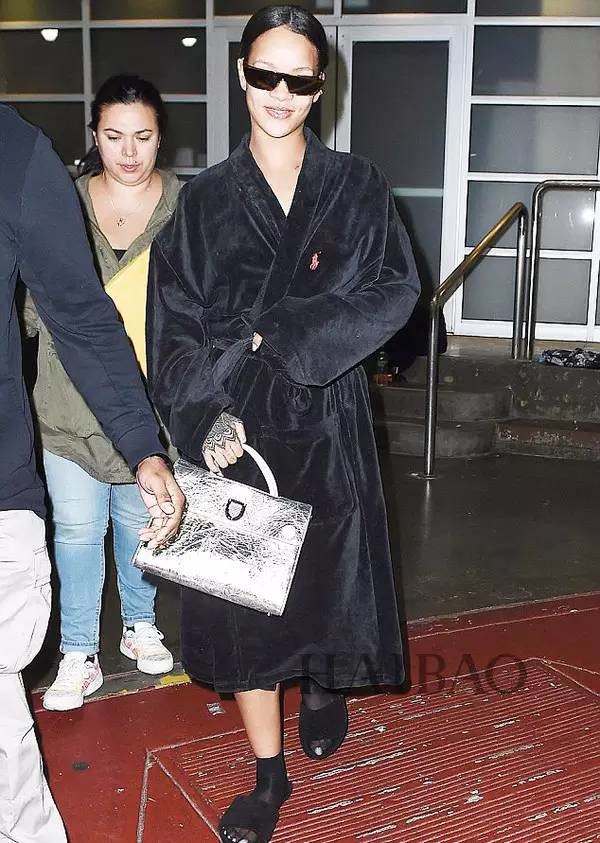 穿什么| 连衣裙﹑大衣﹑太阳镜…riri的潮流你也