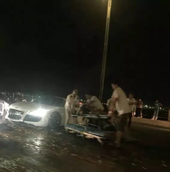 15日深夜南昌大桥上四车连环相撞 摩托车主身