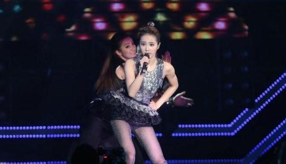 蔡依林开唱滑倒 盘点这些女星跌倒画面