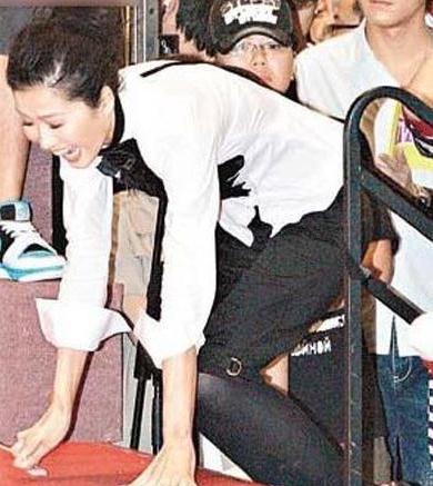 蔡依林开唱滑倒 盘点这些女星跌倒画面