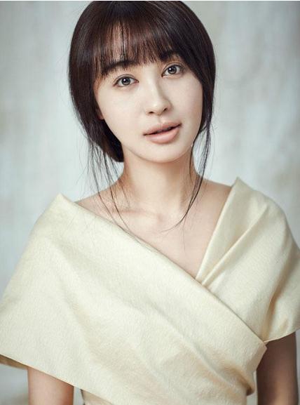 李菲儿简约风写真 “中国好女友”与金希澈正在火热“恋爱”中