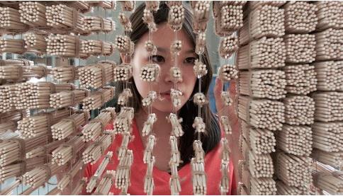 女艺术家用64000双筷子 竟然摆出成龙头像！