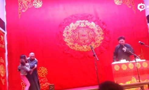 郭德纲被强吻 《笑傲江湖3》选手太热情郭德纲