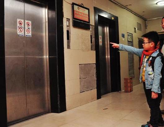 合肥一小区遇电梯惊魂，竟然可以这样自救！