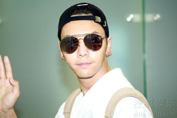 陈伟霆结束行程旋风离韩遭热情粉丝簇拥送行