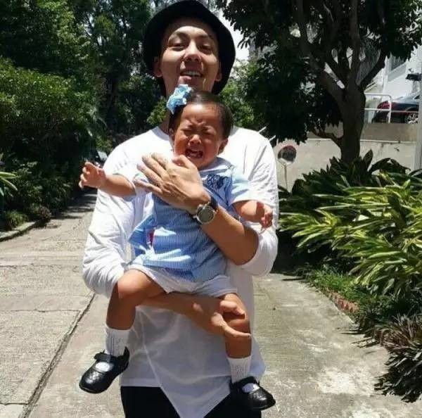 陈伟霆抱孩子的姿势就像个人贩子，难怪他侄女这么怕他
