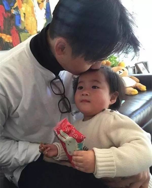 陈伟霆抱孩子的姿势就像个人贩子，难怪他侄女这么怕他