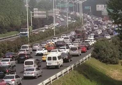 南京要限牌、限号、限行了?回应:拟研究可行性 南京要限牌、限号、限行了?回应:拟研究可行性