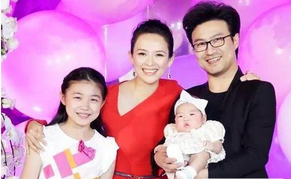 章子怡美国复工 与小苹果亲密搭肩笑靥如花